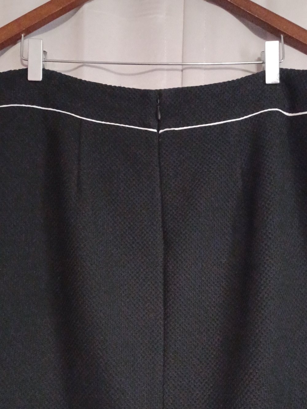 WHBM Black Textured Knit Mini Pencil Skirt White Piping Trim Size 10 - Picture 10 of 15
